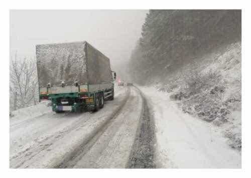 Ninge abundent în nordul Argeșului! Se circulă în condiții de iarnă pe culoarul Rucăr-Bran.