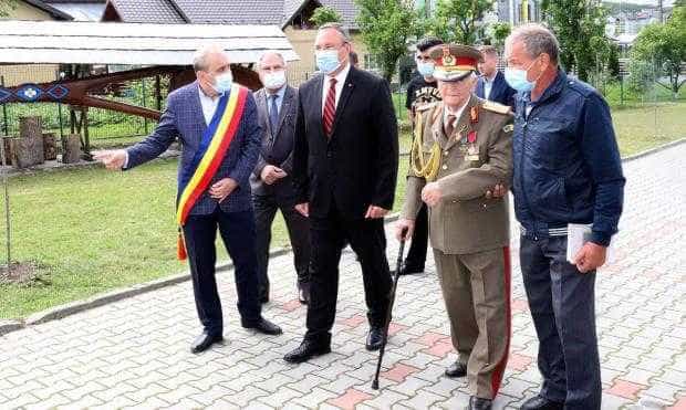 Veteranul de război, general Constantin Năstase, decorat de Ministrul Apărării