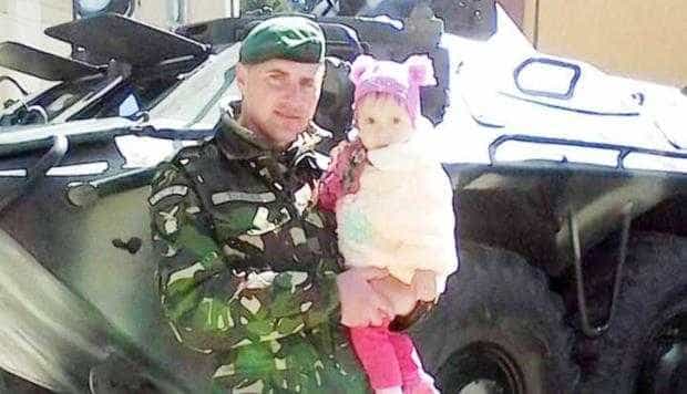 Caporalul Toader  şi fetiţa, care acum a crescut mare, are 7 ani şi spune că tatăl ei a fost un erou