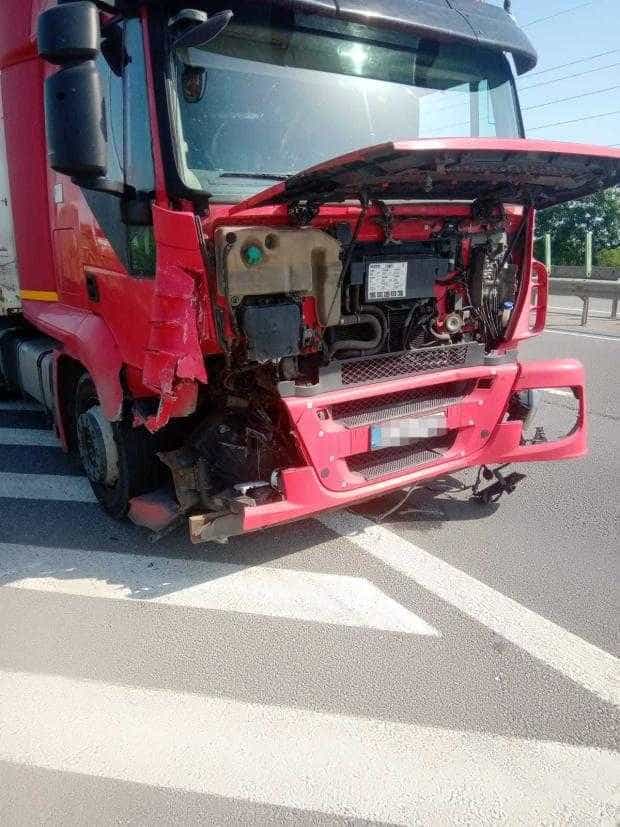 Trei mașini și un camion au fost implicate în accidentul de pe A1