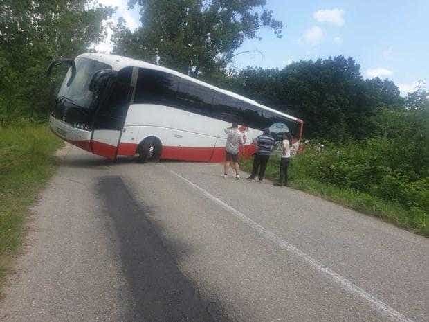Un autobuz cu nuntași a ajuns în șanț