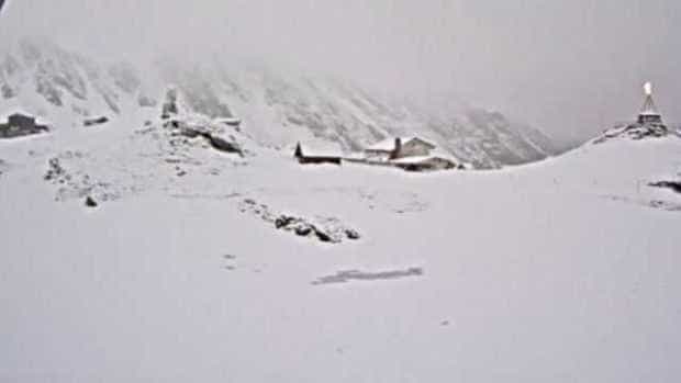 SALVAMONT ARGEȘ: Stratul de zăpadă din Munții Făgăraș măsoară peste 2,3 metri