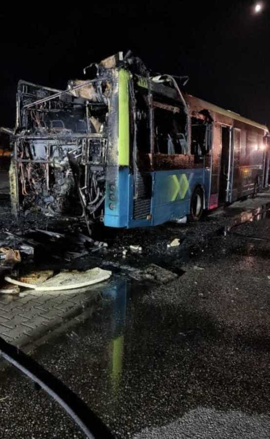 Autobuz mistuit de flăcări, în parcarea de la Carrefour