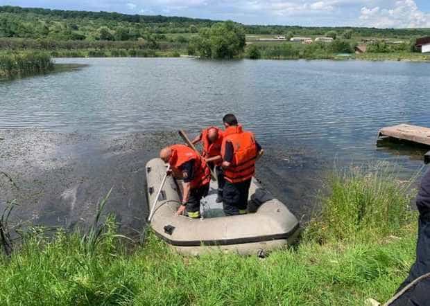 Persoană găsită decedată la marginea unui lac din Argeș. Criminaliștii, la fața locului