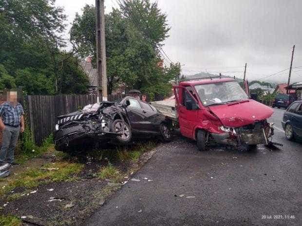 Accident rutier la Valea Mare-Pravăț. Mașini făcute zob și doua persoane rănite