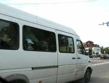 Bărbat luat la bătaie într-un microbuz din Argeș, din cauza aerului condiționat. Șoferul, printre agresori