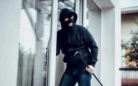 Metodă parșivă a hoților de a pătrunde în apartamente. Poliția avertizează 