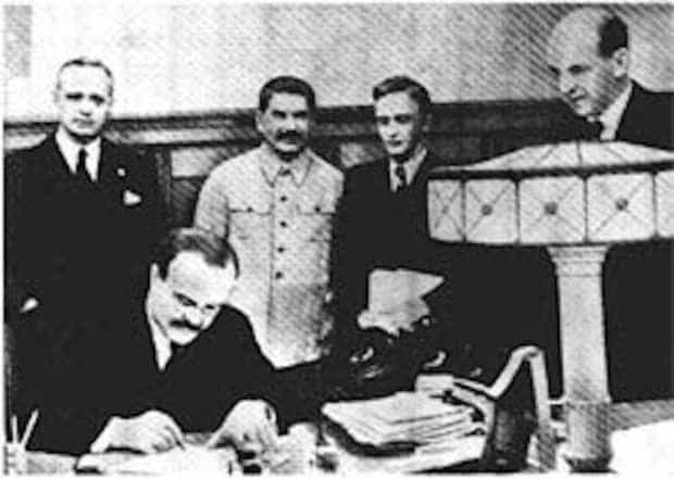 Momentul semnarii, la Moskova, tratatului Ribbentrop-Molotov
