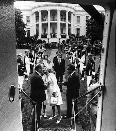 Nixon-leaving-whitehouse