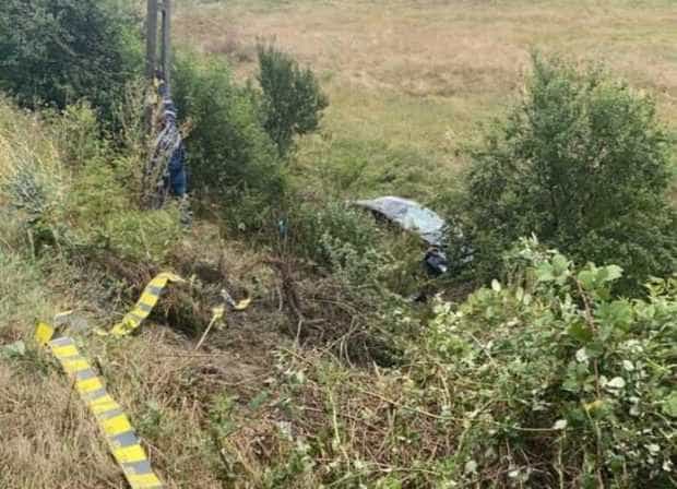 Accident la Dârmănești după ce o șoferiță a intrat cu mașina într-un stâlp. Aceasta a fost transportată la spital