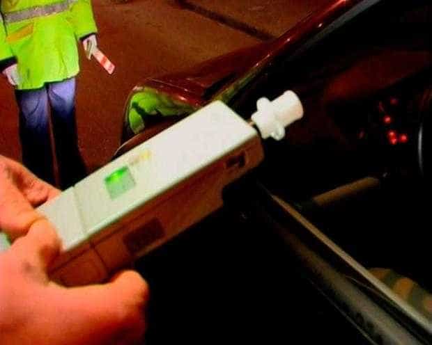 Argeș. Șoferiță sub influența alcoolică a intrat cu mașina în ușa unui magazin