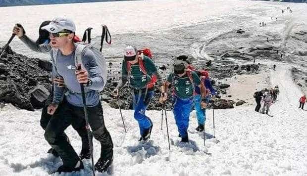Doi alpinişti nevăzători au ajuns pe Elbrus, iar ghid le-a fost argeşeanul Teofil Vlad