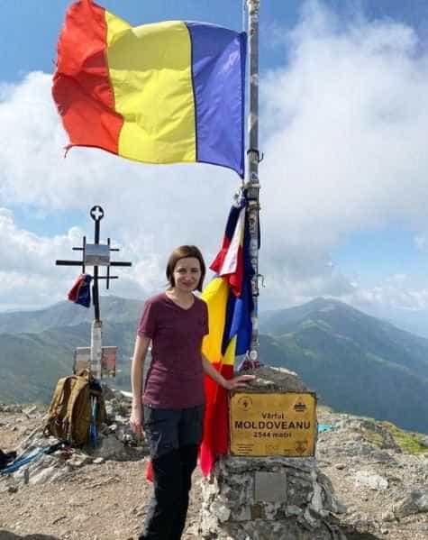 Maia Sandu, vacanță în România. A urcat pe Vârful Moldoveanu