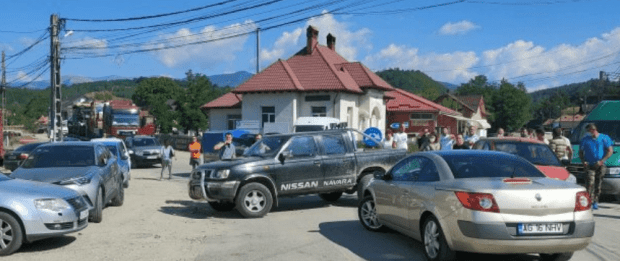 Oameni nemulțumiți au blocat un drum în Muscel