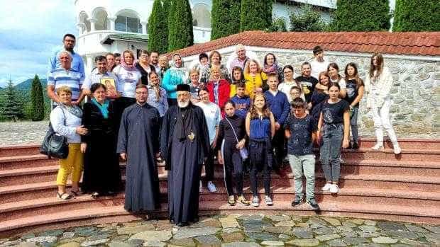 Pelerini de la Cracăul Negru au vizitat obiective religioase și culturale din Argeș