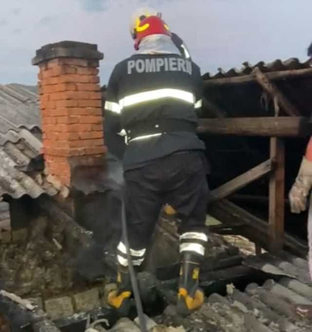 Incendiu puternic la o casă din Argeș. Intervin pompierii cu patru autospeciale