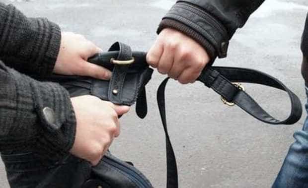 Trimis în judecată după ce a lăsat o femeie fără telefon mobil și geantă