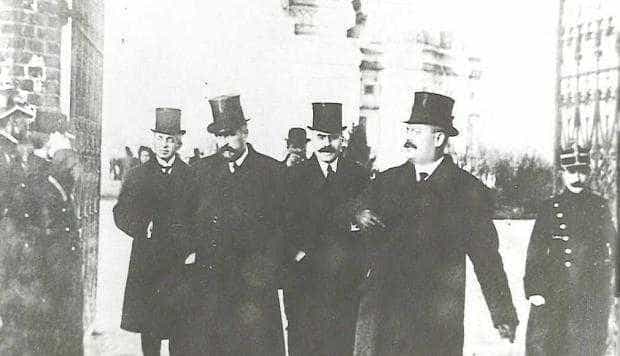 1916, prefectul Brânzeu (primul din dreapta)