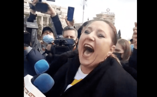 Andrei Caramitru, mesaj extrem de acid la adresa Dianei Șoșoacă: „E clar posedată de diavol, scoate zgomote de vârcolac. Trebuie făcut rapid un exorcism!”