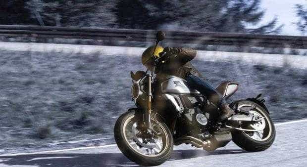 CFMOTO 700 CL-X Heritage își face loc prin aglomerația urbană și se adaptează  perfect la ritmul străzii
