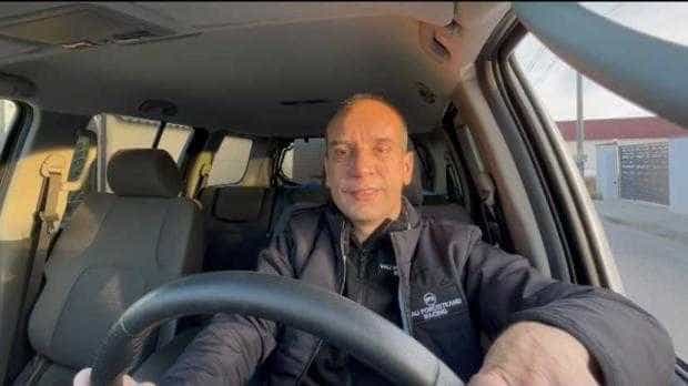 Campionul național la raliu, Vali Porcișteanu , imaginea campaniei de vaccinare la centrul de tip drive-through