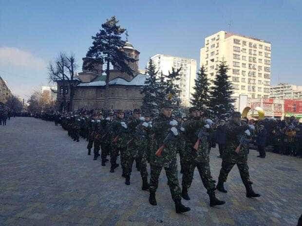 Ceremonie militară, de 1 Decembrie, în Piața Vasile Milea