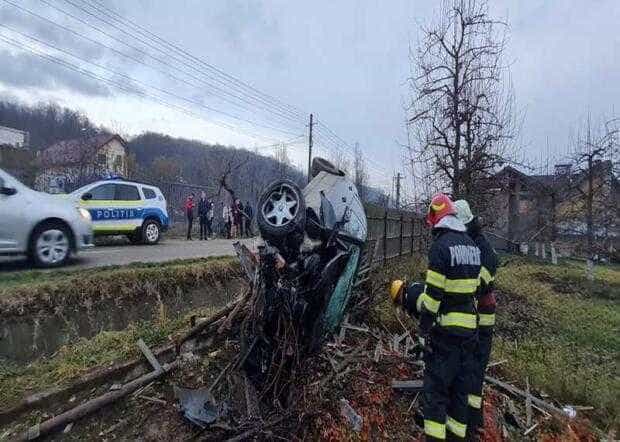Mașină răsturnată peste gard, la Bogați. Șoferul nu avea permis