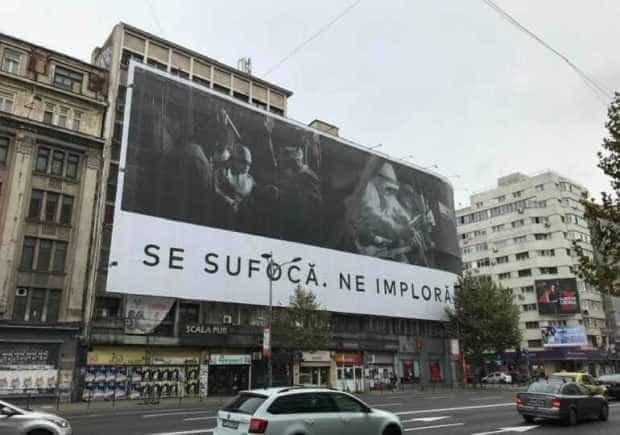 „Se sufocă. Ne imploră. Regretă.” – este mesajul unei campanii pro-vaccinare apărut pe fațada blocului Scala din Capitală