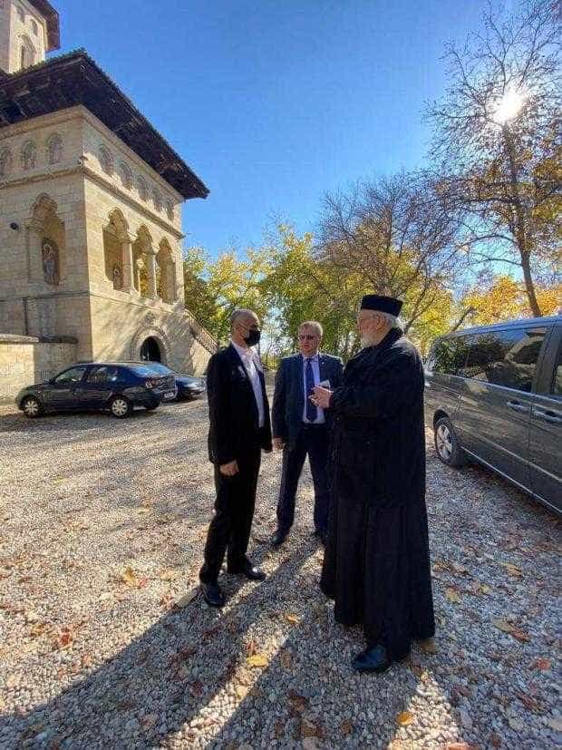 Îndemn la rugăciune pentru medici făcut de Înaltpreasfințitul Părinte Calinic, Arhiepiscop al Argeșului și Muscelului: “Ne ajută Dumnezeu să fim solidari în a ne sprijini, a ne ocroti și pe noi și pe cei din jurul nostru”