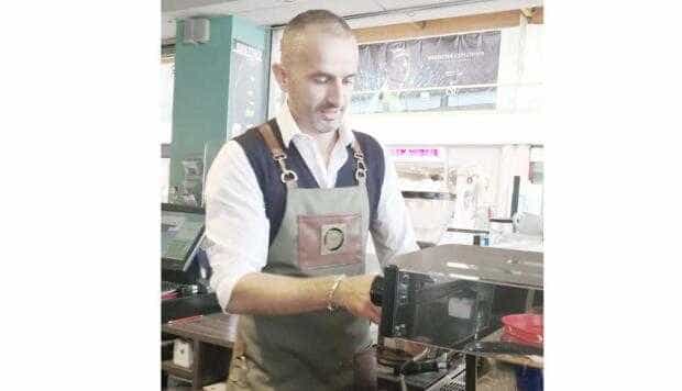 Un tânăr din Poienarii de Muscel a ajuns barista de succes în domeniul cafelei în Italia