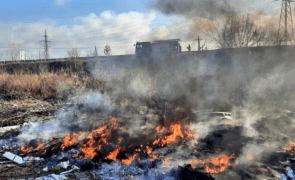 Incendiu la deşeuri de cauciuc, în apropiere de A1. Circulația este îngreunată