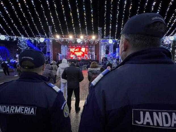 Jandarmii argeșeni, în mijlocul cetățenilor, de Anul Nou