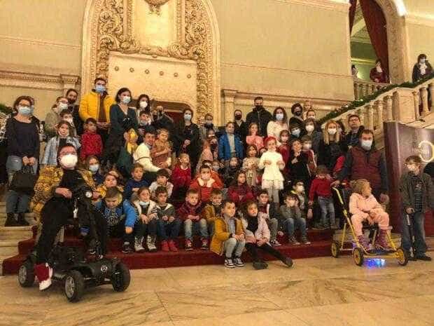 (P) “Fabrica lui Moș Crăciun“ din Curtea de Argeș a dăruit globulețe lucrate manual copiilor cu dizabilități care au vizitat Opera Națională din București