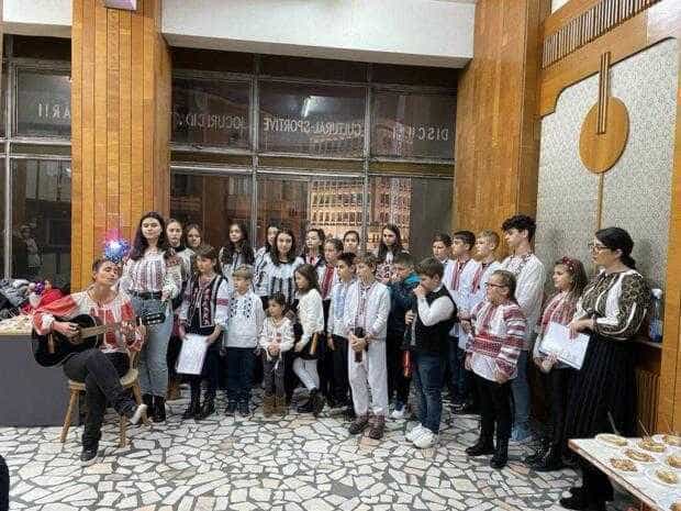 Ziariștii de la „Jurnalul de Argeș” au fost colindați de copiii de la „Glasul Arhanghelului”