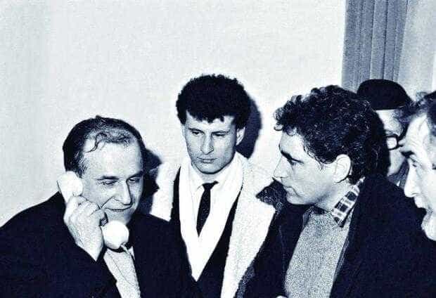 3 Ianuarie 1990:  Frontul Salvării Naționale (FSN)  a anunţat că nu este şi nu va fi un partid politic