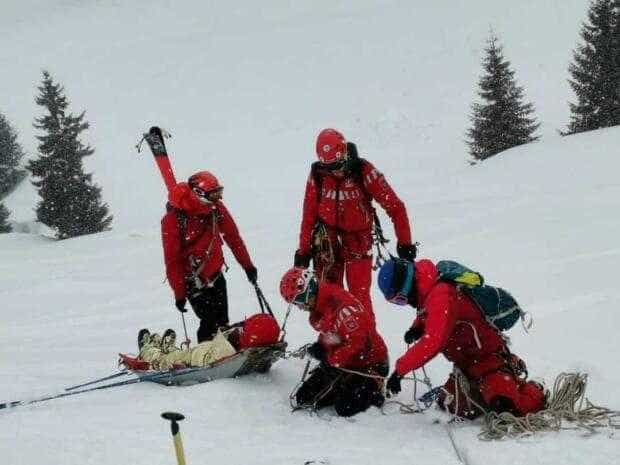 Un turist de 71 de ani a căzut într-o râpă din Munții Leaota