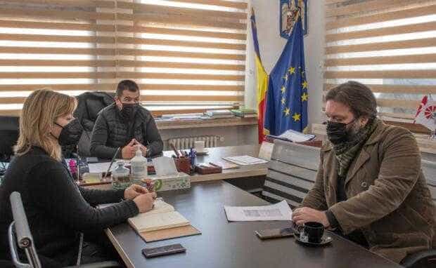 Vicepreședintele CJ Argeș, Adrian Bughiu (în centru) și reprezentanți ai Asociației Historia Renascita
