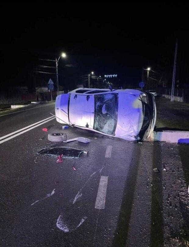 S-au răsturnat cu mașina, apoi au fugit de la locul accidentului
