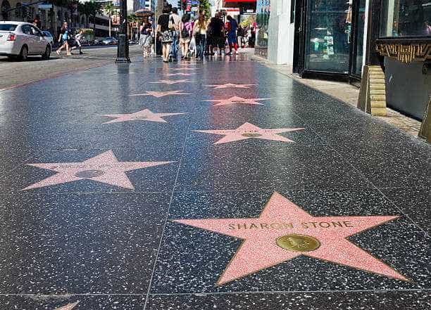 8 Februarie 1960 – Sunt instalate primele stele comemorative în celebrul bulevard Hollywood Walk of Fame￼