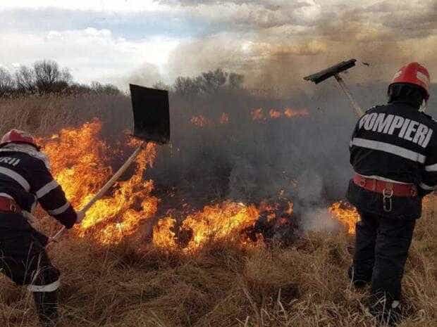 Argeș: 11 incendii de vegetație uscată pe o suprafață de teren de 106.760 mp