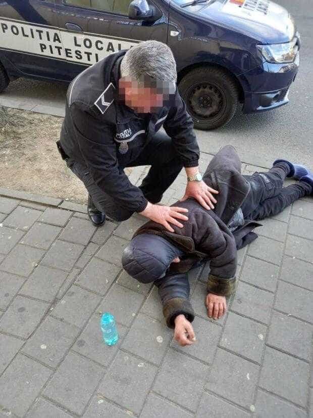 Pitești. Persoană căzută în plină stradă, salvată de polițiștii locali