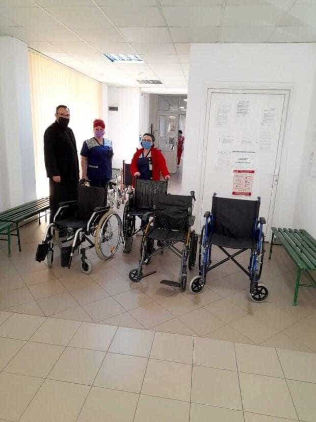 Scaune medicale cu rotile, donate bolnavilor de cancer de la Spitalul „Bălcescu”