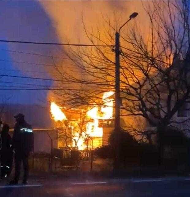Video. Incendiu la acoperișul unei case din Băiculești