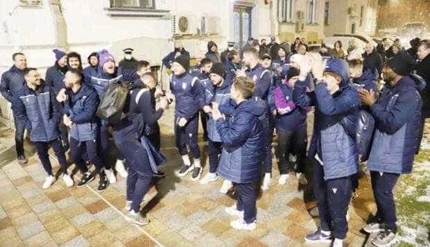 O noapte ce l-ar fi făcut fericit şi pe Gicu Dobrin!  Fiesta la 4 dimineaţa, în Piaţa Primăriei Piteşti