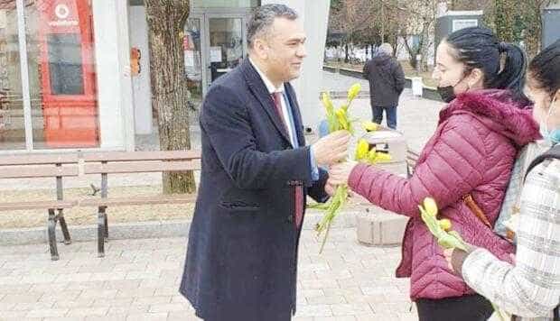 Viceprimarul Gelu Tofan a oferit flori doamnelor şi domnişoarelor din Piteşti