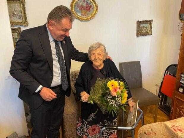 O piteșteancă a împlinit 100 de ani. A fost premiată de Cristian Gentea