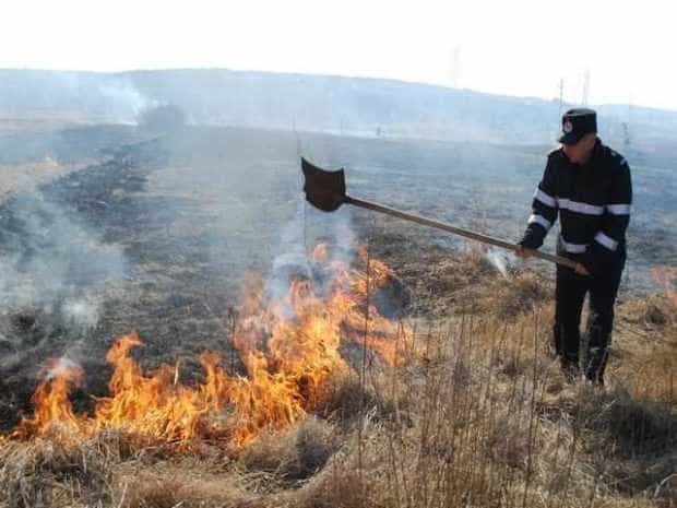 Incendii produse la vegetația uscată în 13 localități argeșene