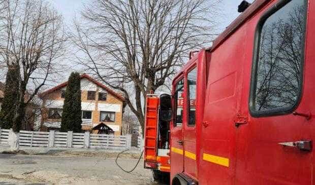 Casă și mașină în flăcări la Ștefănești, în prima zi de Paște