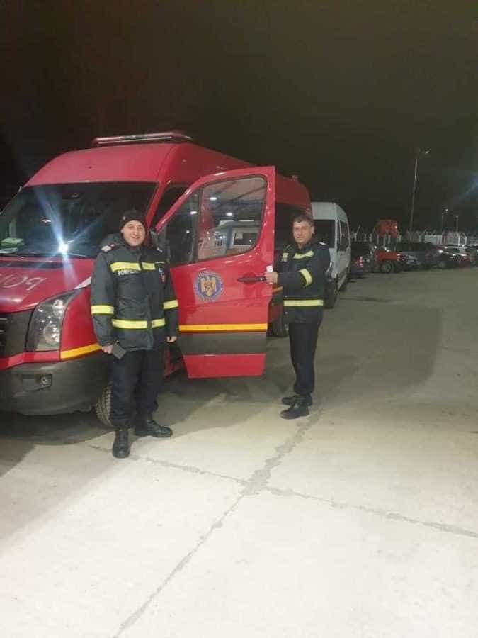 Șase pompieri argeșeni sunt în misiune la Vama Siret