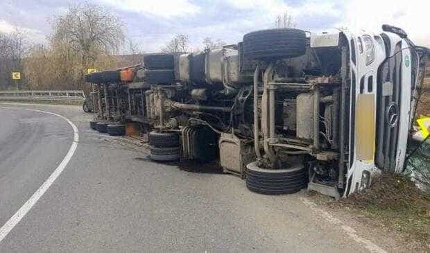 Un camion încărcat cu lemne s-a răsturnat în zona Metro